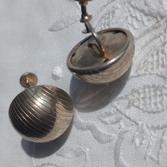 Gorgeous Art Deco style button silver tone ribbed screw back earrings - Picture 3 of 6